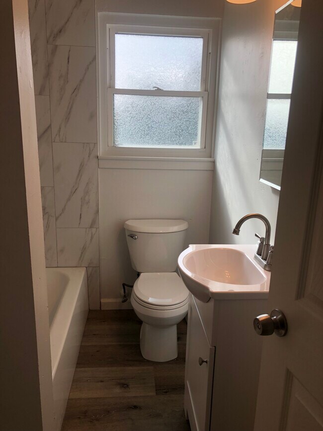 Photo - 2431-2433 Renwick St Unit 2431-B