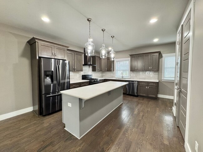 Building Photo - 3 Bed, 3.5 Bath Home w/ 2 Car Garage and Lake Views