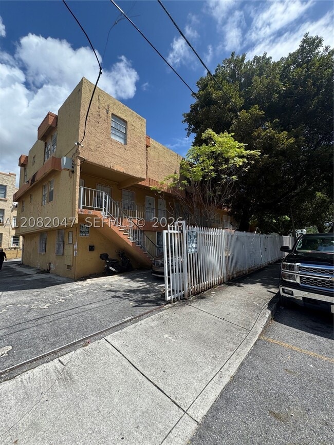 Building Photo - 515 SW 3rd St Unit 3