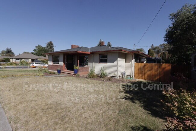 Photo - 348 NW 10th St