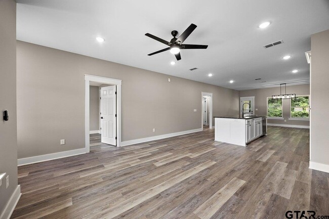 Photo - 437 Tara Lane