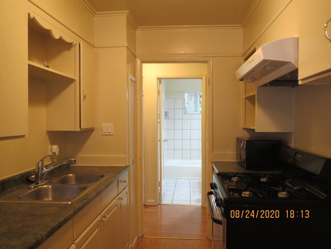 Photo - 2893 Alma St