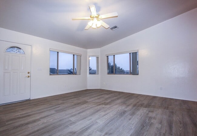 Photo - 4531 N Spring Dr Unidad Apt A