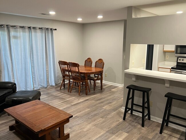 Den & dining - 220 Elm St Unit 304
