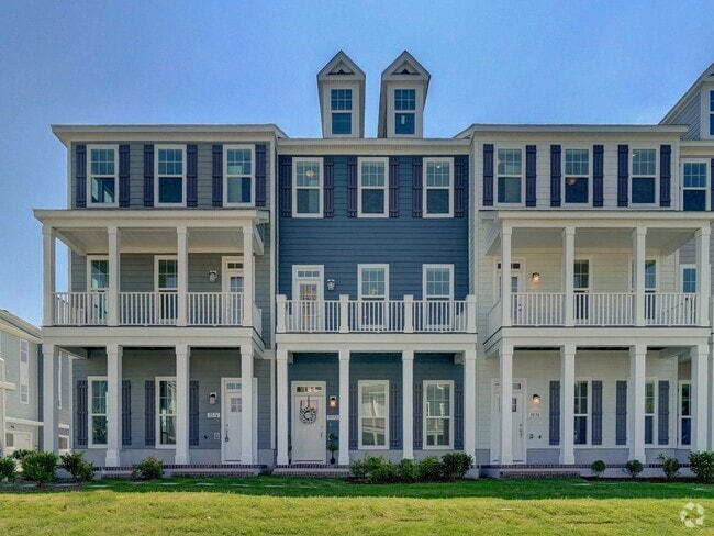 Building Photo - Available 08-05-25! Coastal Luxury Townhom... Rental