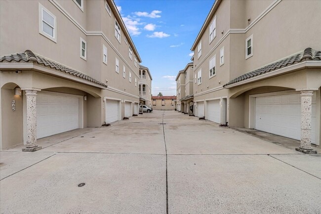 Photo - 14910 Leeward Dr Unit 304