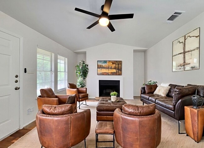 1BR, 1BA 634 SF- LIVING ROOM