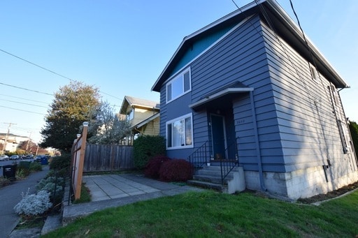 Building Photo - Perfectly located 2 bed/1 bath lower unit duplex in Ballard for $2650 available for move in!