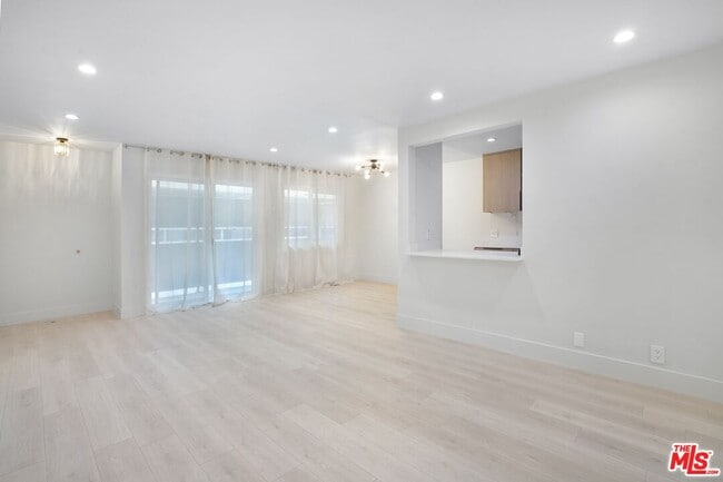 Photo - 3380 Vinton Ave Unidad 106