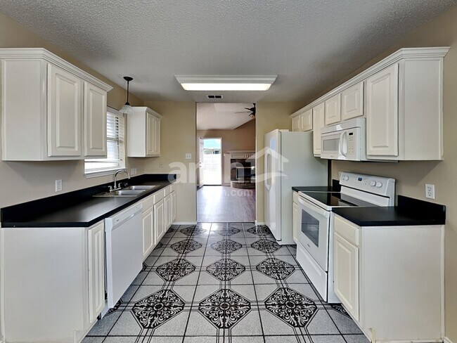 Photo - 8432 Odell St