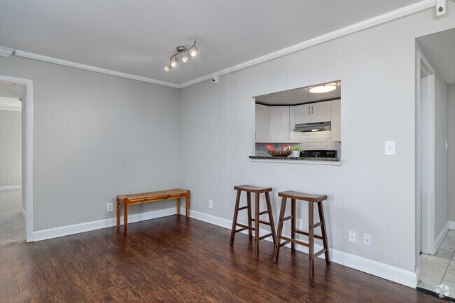 1BR, 1BA - 750SF - Dining Area