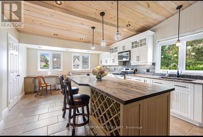 Photo - 731 St Isidore St