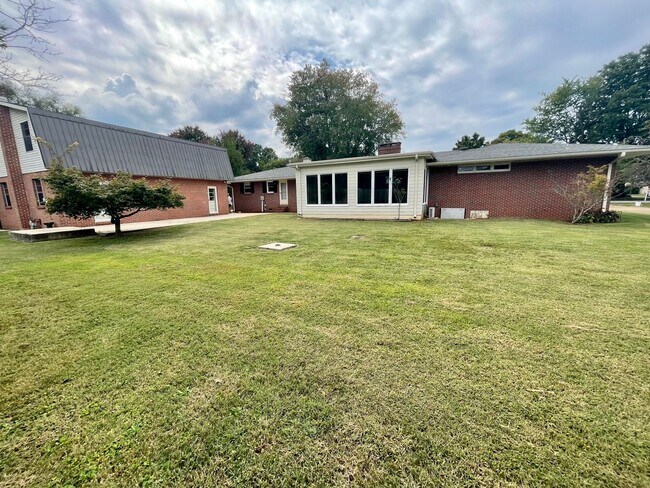 Photo - 3 bedroom 2.5 bath in the heart of Athens!...