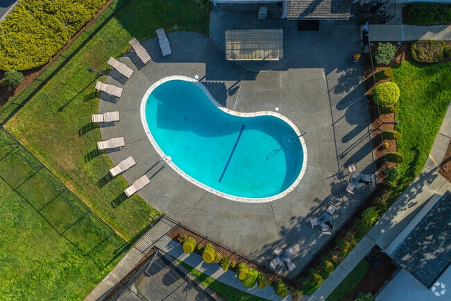 Pool - Pinewood Square Apartment Homes