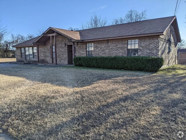 Building Photo - Nicely renovated 3 bedroom, 2 bathroom home