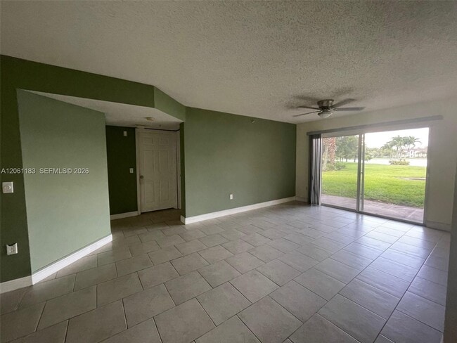 Building Photo - 5005 Wiles Rd Unit 102
