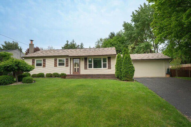 Three Bedroom Home in the Heart of Portage - Three Bedroom Home in the Heart of Portage