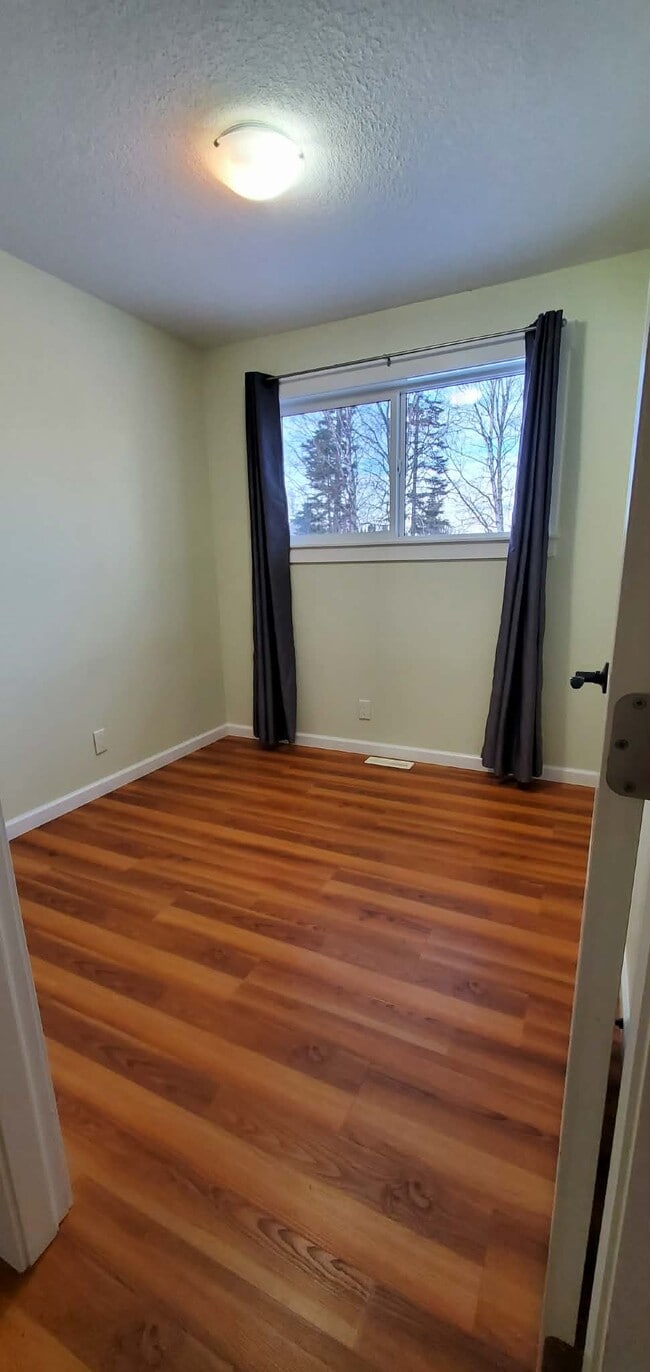 Photo - 4586-3004586 Heather Rd