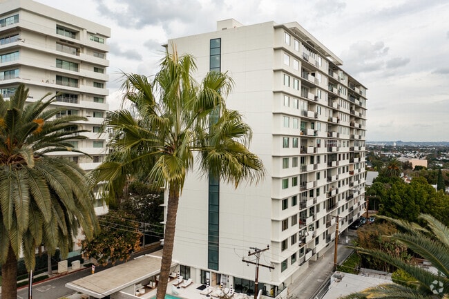 818 N Doheny Dr - Doheny Plaza Condominiums