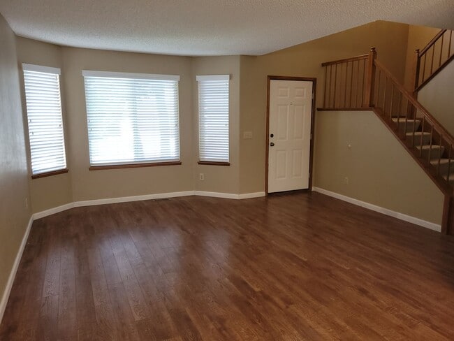 Photo - 305 Holbrook St