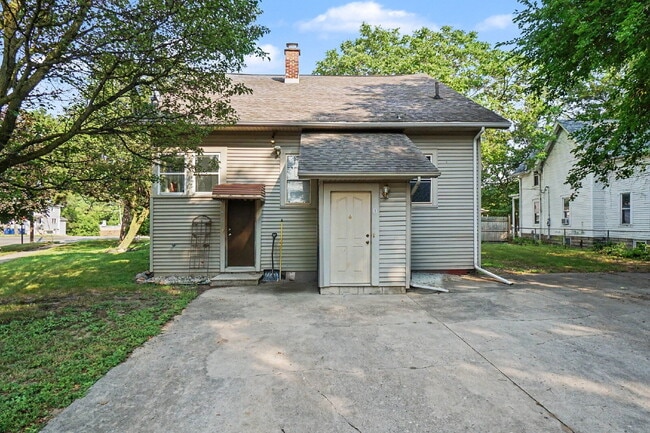 Photo - Charming 3 Bed, 1 Bath Rental in Downtown Bay City - $1250/month Unit 2