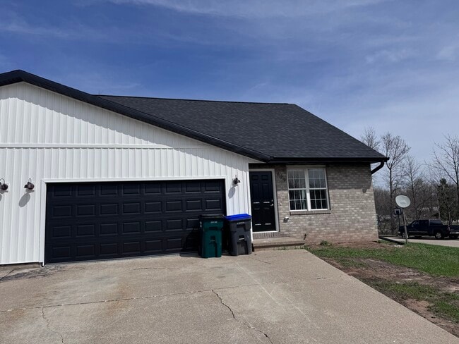 Photo - 629 E Pine St