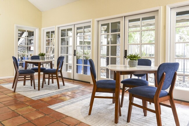 Resident Lounge - Deer Oaks Apartments