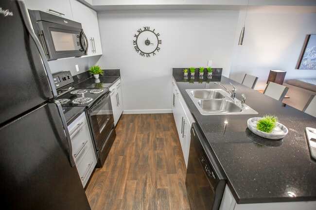 Building Photo - Madison Manor Unit 2Bed