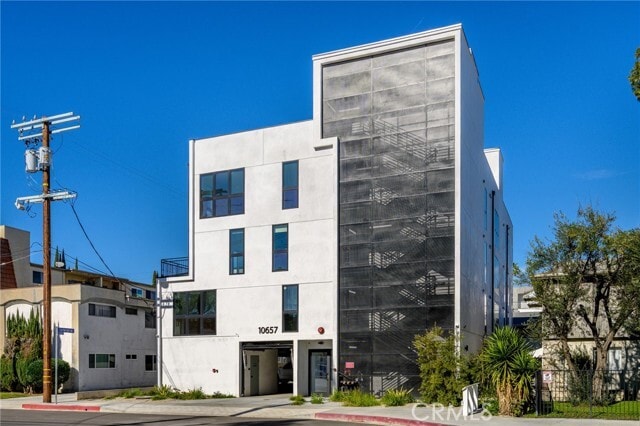 Building Photo - 10657 Moorpark St Unit 205