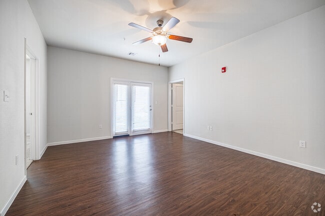 2BR, 2BA - 968SF - Living Room
