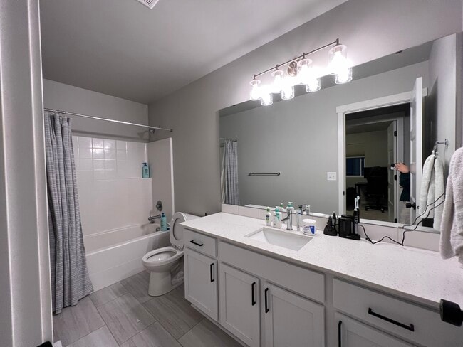 Shared bathroom - 13914 35th Pl W