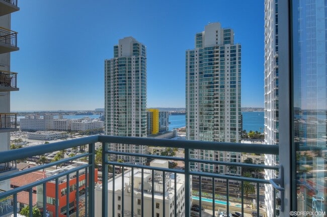 Stunning Two-Story Treo Residence in Littl... - Stunning Two-Story Treo Residence in Littl...