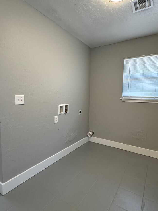 Photo - 1916 SW E Ave