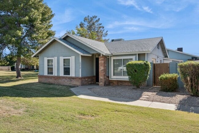 Building Photo - Three bedroom, two bath home!