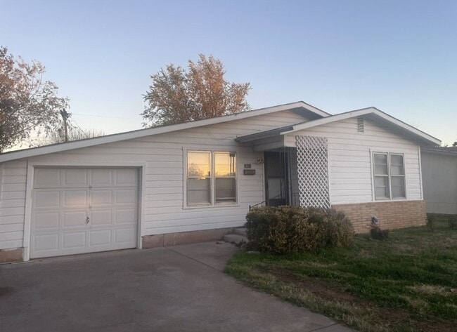 Building Photo - 3 bed 1 bath 1 car garage- READY NOW!