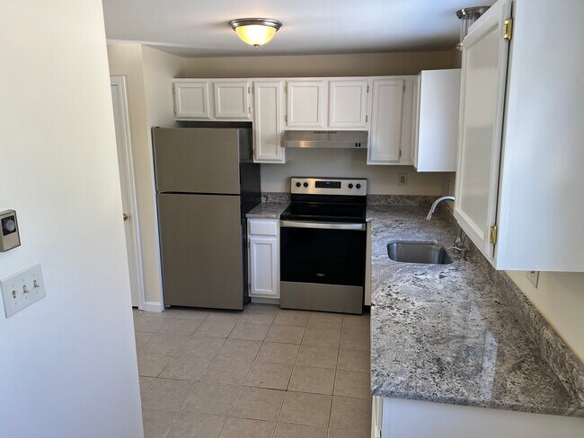 NEW! Granite countertops & stainless appliances. Fresh paint & fixtures - 801 US Route 1