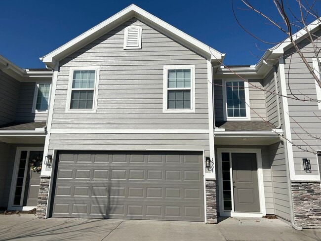 Building Photo - 3 Bed | 2.5 Bath | 2 Car Garage Townhome in Grain Valley