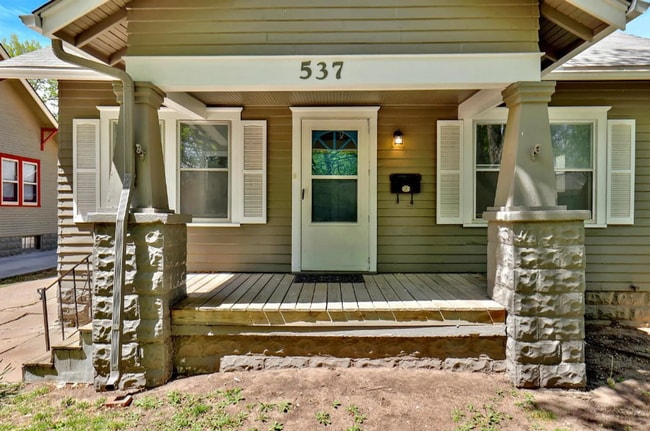 Photo - Cute 2 bedroom house near in a great neighborhood, close to shopping, restaurants, and easy highw...