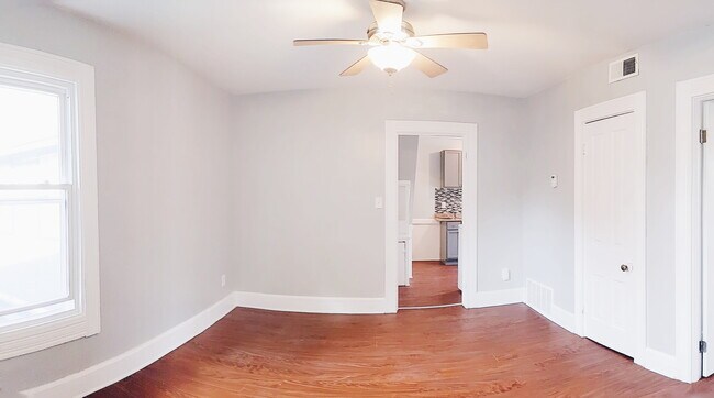 Family room / Dining room - 2197 W 32nd St Unit 4