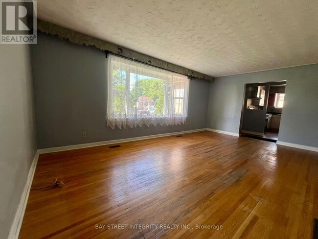 Photo - 520 Lynett Crescent