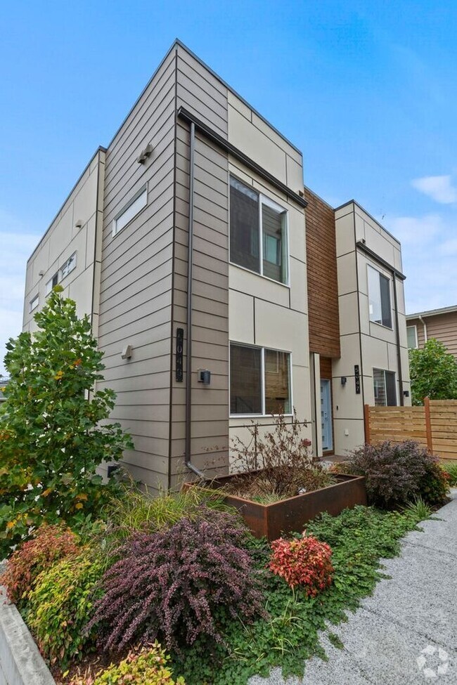 Building Photo - Unique West Seattle Townhome with Air Cond...