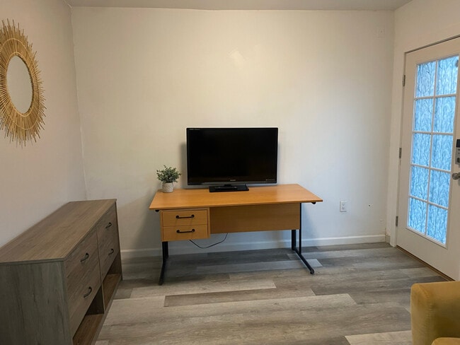 Building Photo - 406 Cathcart Ave Rental