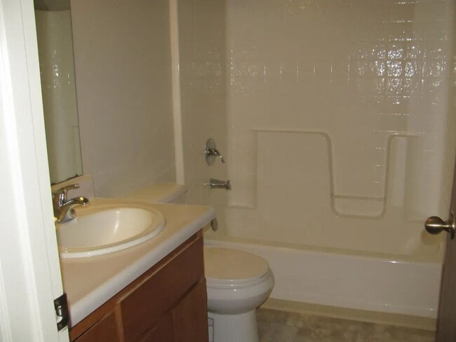 Photo - 461 Summertree Ln Unit Apt A