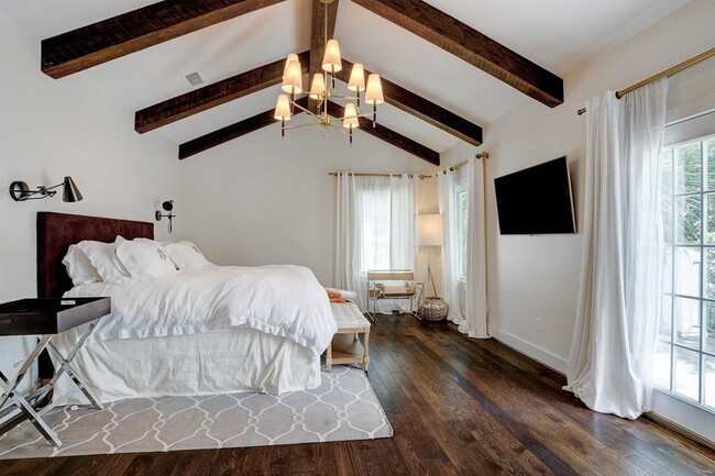 Photo - 3779 Robinhood St