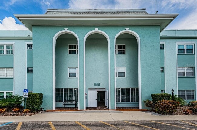 Building Photo - 1706 Belleair Forest Dr Unit 322