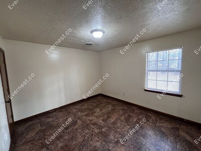 Photo - 677 Woody Dr