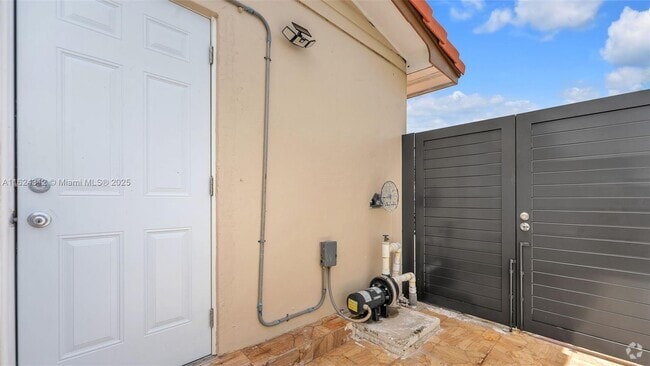 Building Photo - 10460 SW 43rd St Rental
