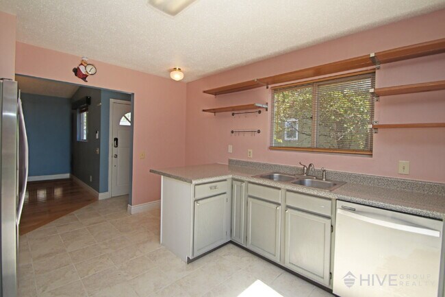 Photo - Bright and Spacious Home with a Fantastic ...