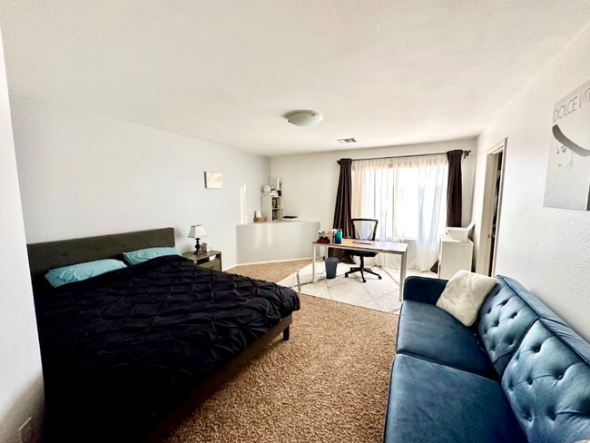 Building Photo - 929 Plantain Lily Ave