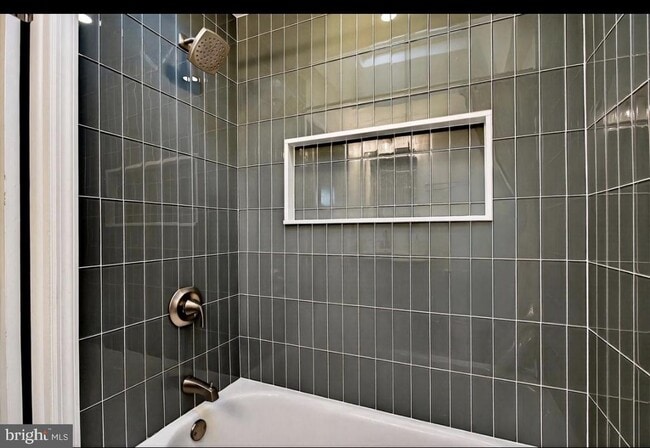 Building Photo - 304 Pine St